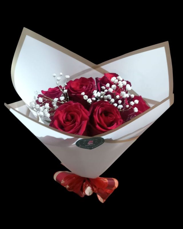 Bouchon de rosas rojas con gypsophila