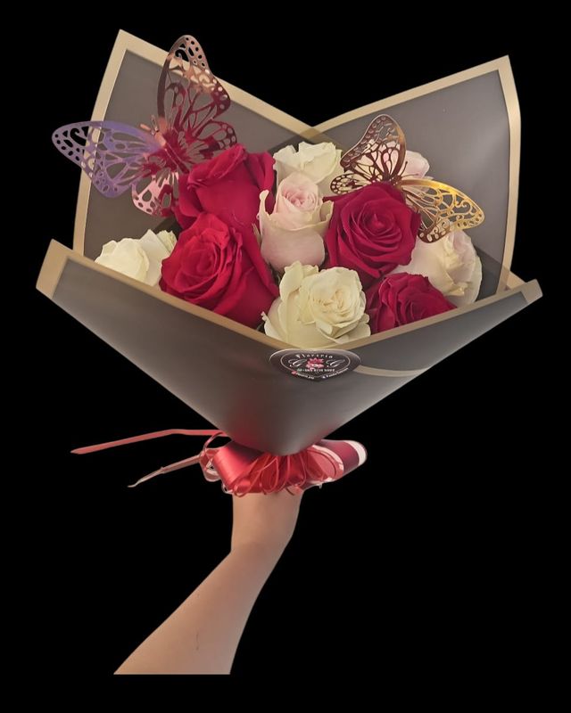 Bouchon de rosas con mariposas